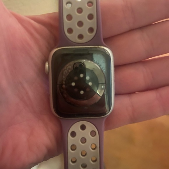 Apple Watch series 6 44mm works fine I just got the series 7 - Picture 2 of 3